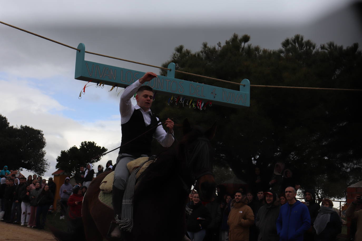 Los quintos de Cespedosa de Tormes desafían a la lluvia y celebran la carrera de cintas