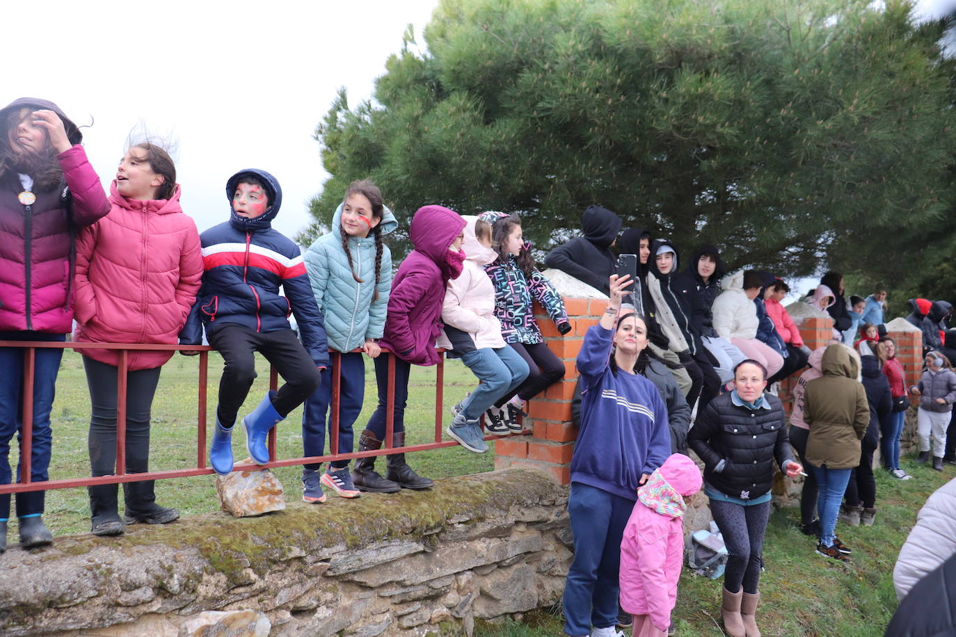 Los quintos de Cespedosa de Tormes desafían a la lluvia y celebran la carrera de cintas