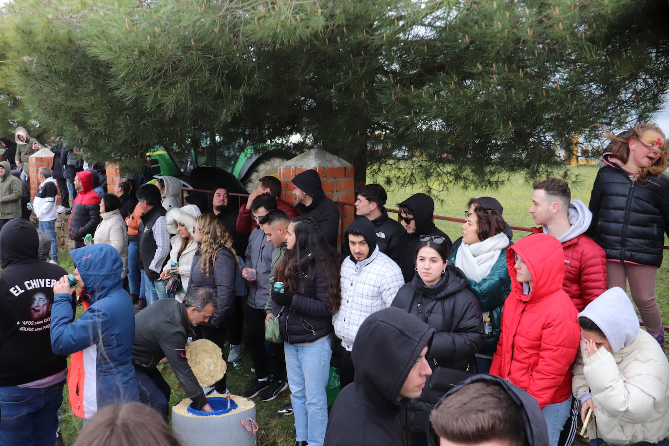 Los quintos de Cespedosa de Tormes desafían a la lluvia y celebran la carrera de cintas