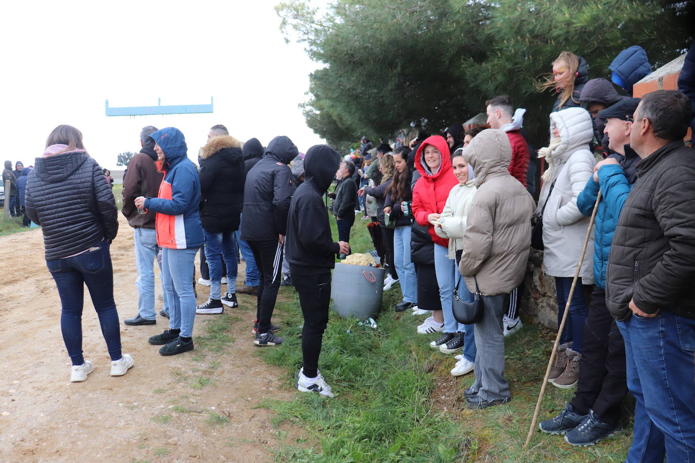 Los quintos de Cespedosa de Tormes desafían a la lluvia y celebran la carrera de cintas