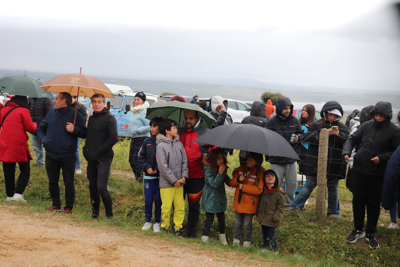 Los quintos de Cespedosa de Tormes desafían a la lluvia y celebran la carrera de cintas