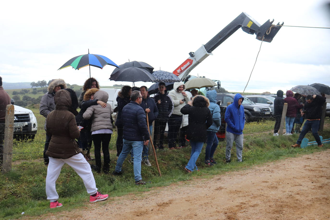 Los quintos de Cespedosa de Tormes desafían a la lluvia y celebran la carrera de cintas