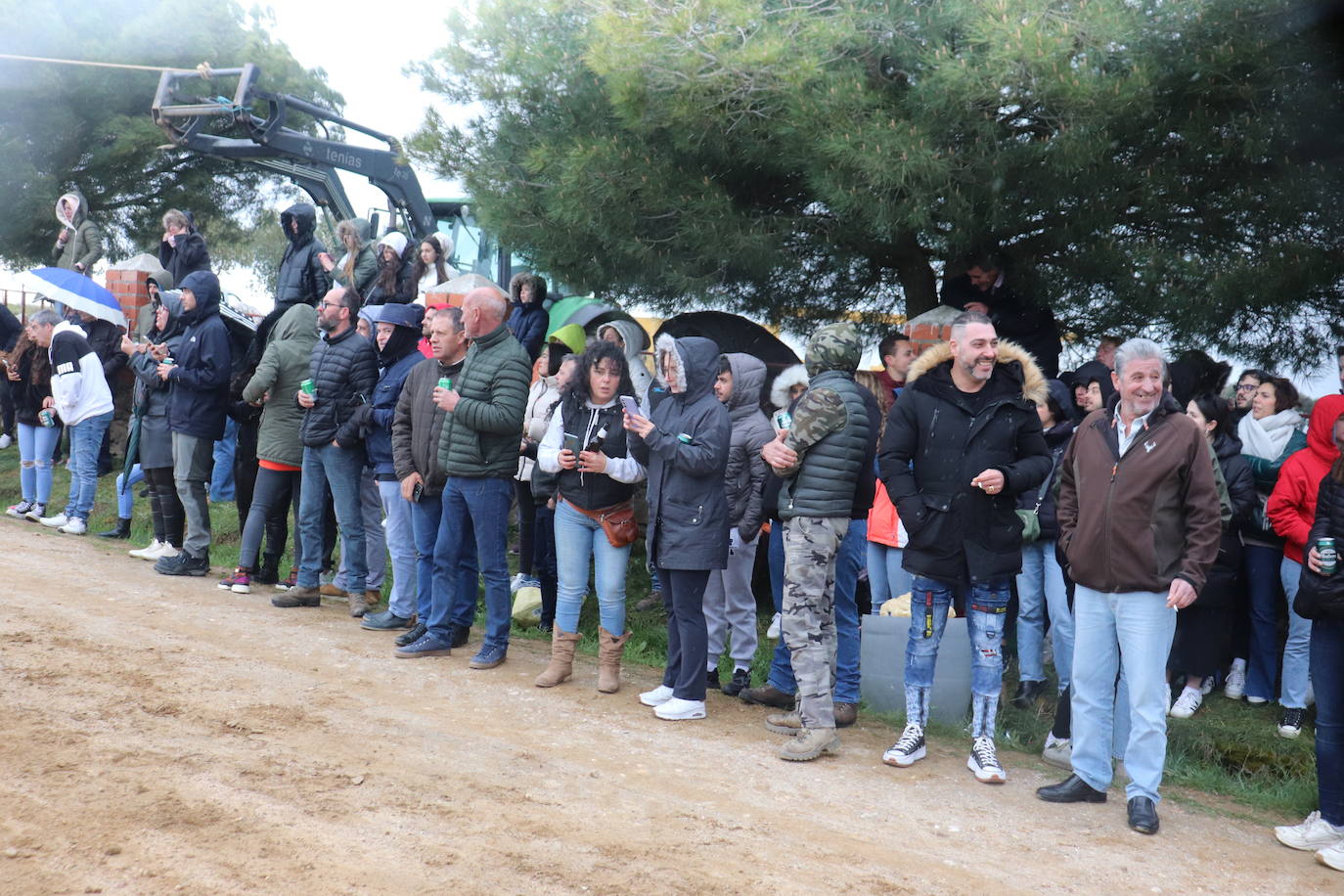 Los quintos de Cespedosa de Tormes desafían a la lluvia y celebran la carrera de cintas