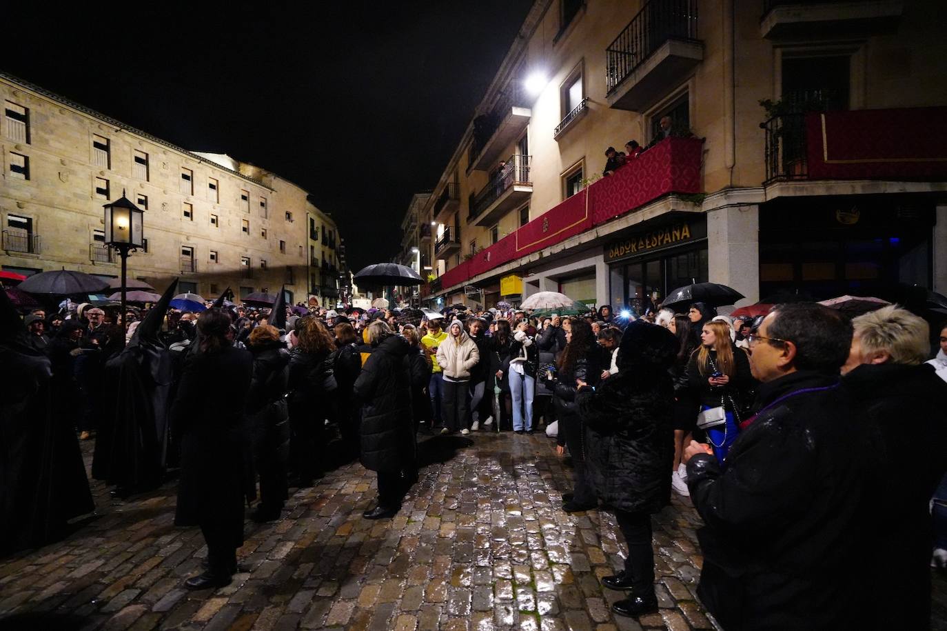 En imágenes: cientos de fieles acompañan a La Soledad en su noche de luto por las calles de Salamanca