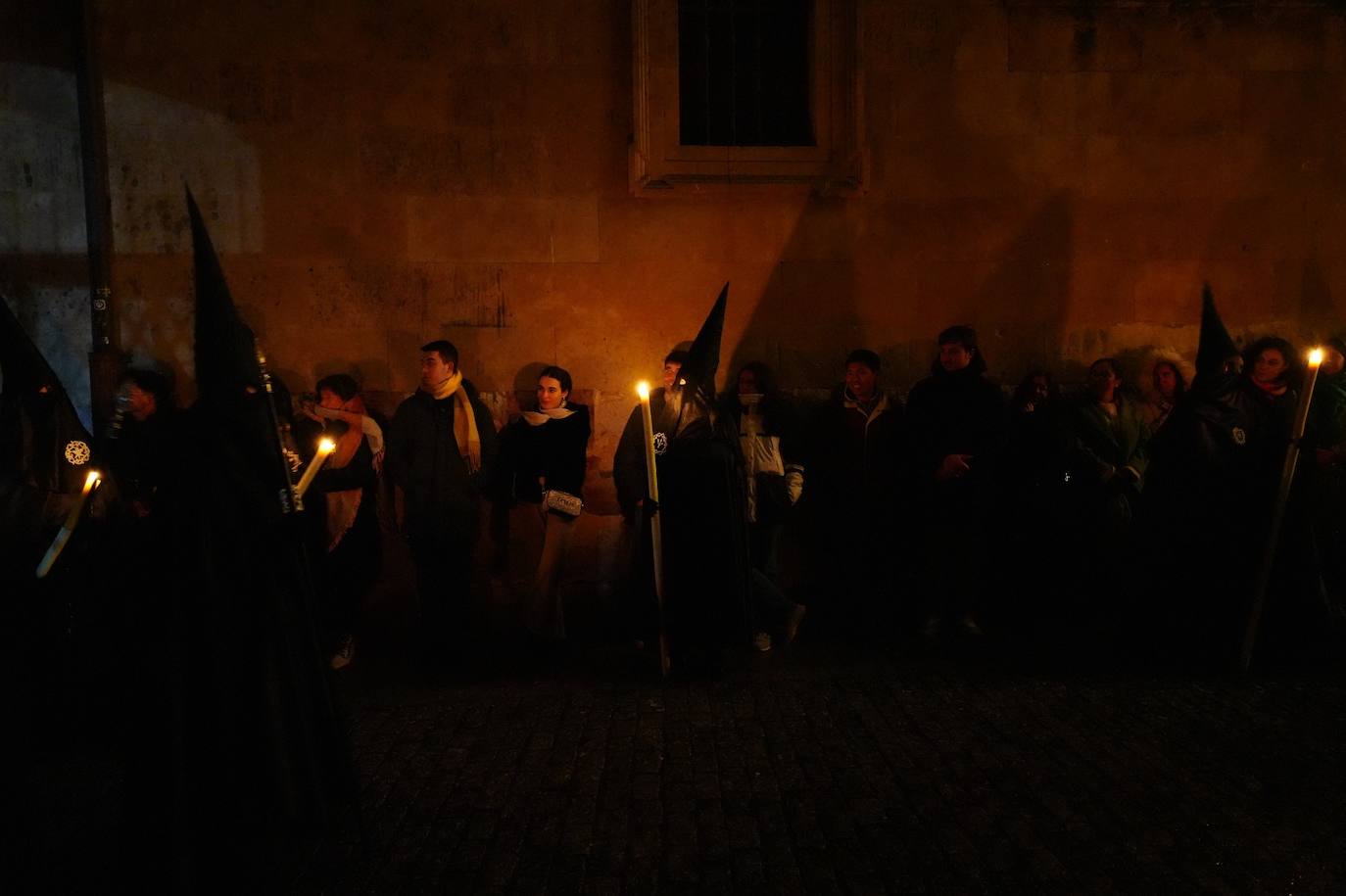 En imágenes: cientos de fieles acompañan a La Soledad en su noche de luto por las calles de Salamanca