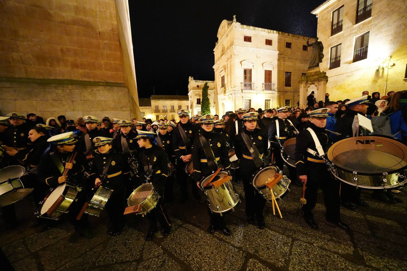 En imágenes: cientos de fieles acompañan a La Soledad en su noche de luto por las calles de Salamanca