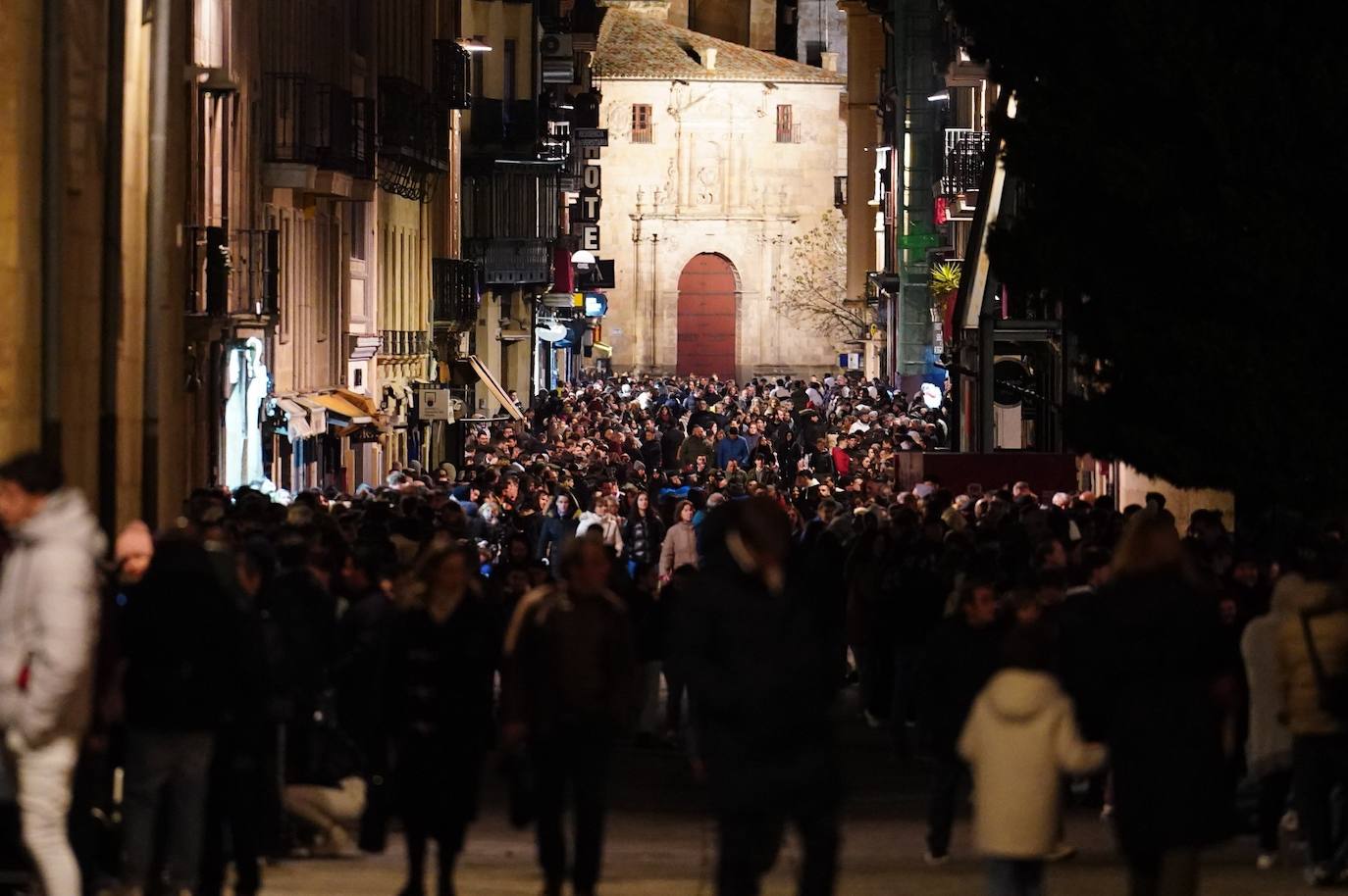 En imágenes: cientos de fieles acompañan a La Soledad en su noche de luto por las calles de Salamanca