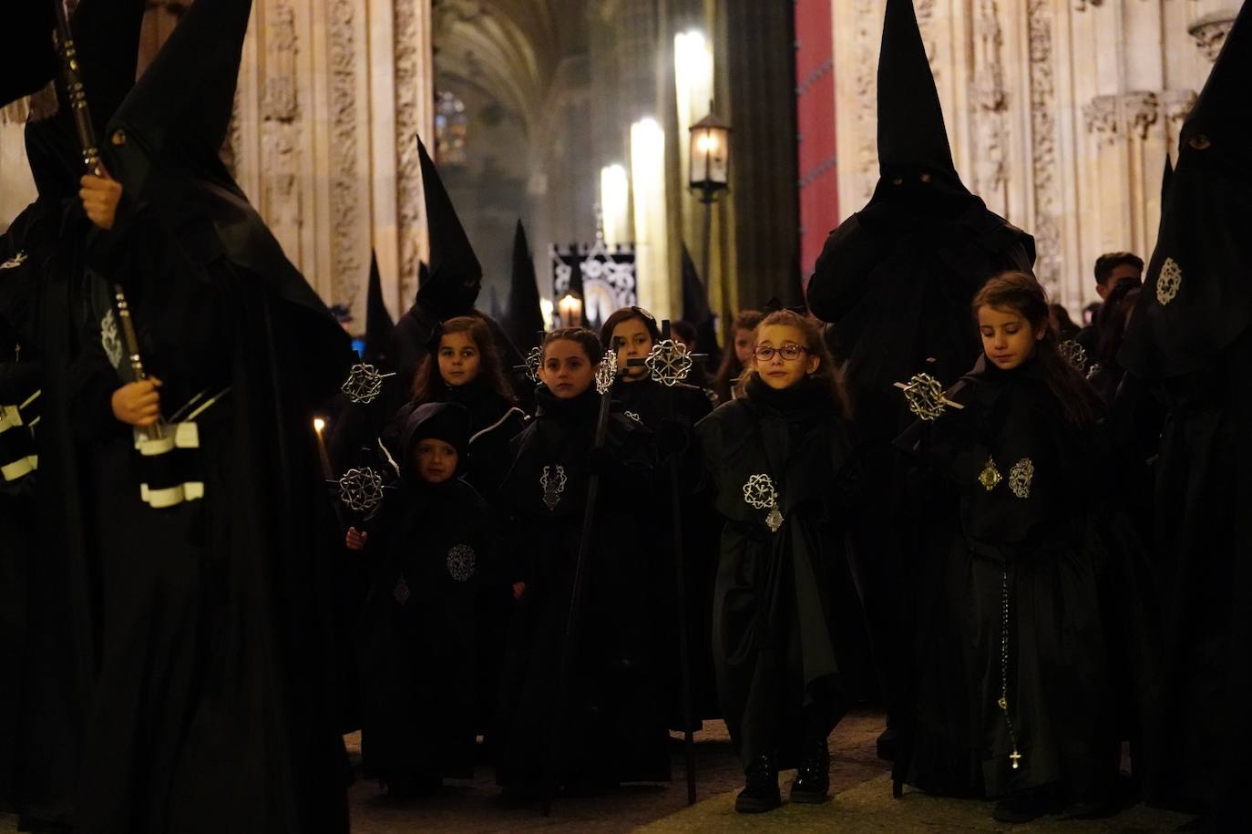 En imágenes: cientos de fieles acompañan a La Soledad en su noche de luto por las calles de Salamanca