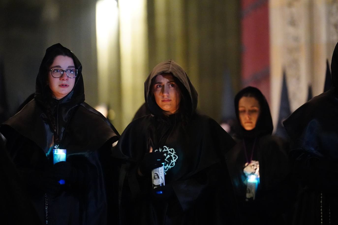 En imágenes: cientos de fieles acompañan a La Soledad en su noche de luto por las calles de Salamanca