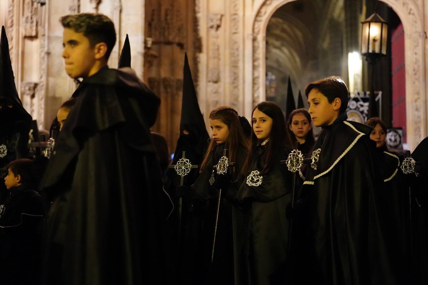 En imágenes: cientos de fieles acompañan a La Soledad en su noche de luto por las calles de Salamanca