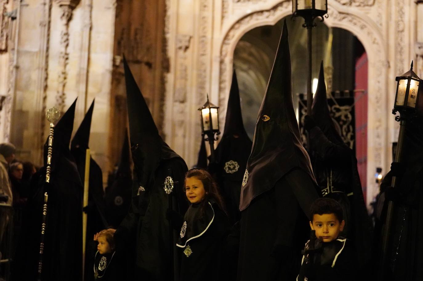 En imágenes: cientos de fieles acompañan a La Soledad en su noche de luto por las calles de Salamanca