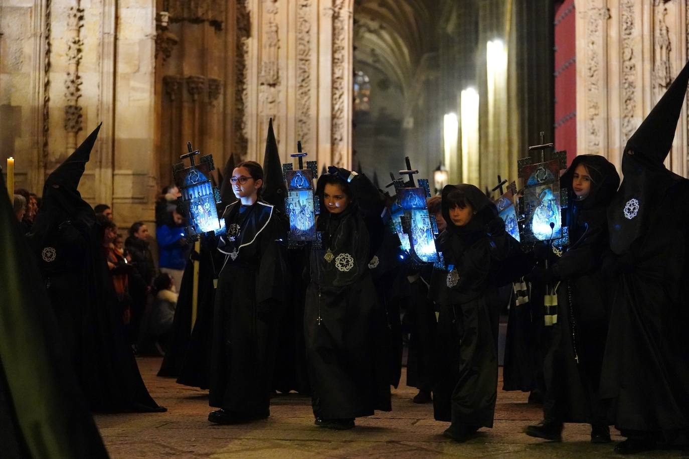 En imágenes: cientos de fieles acompañan a La Soledad en su noche de luto por las calles de Salamanca