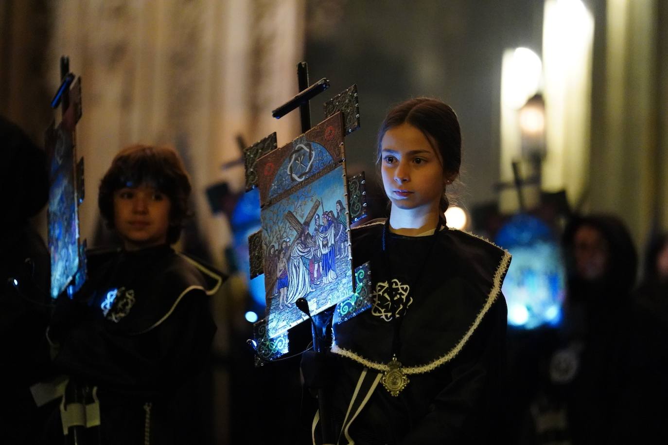 En imágenes: cientos de fieles acompañan a La Soledad en su noche de luto por las calles de Salamanca