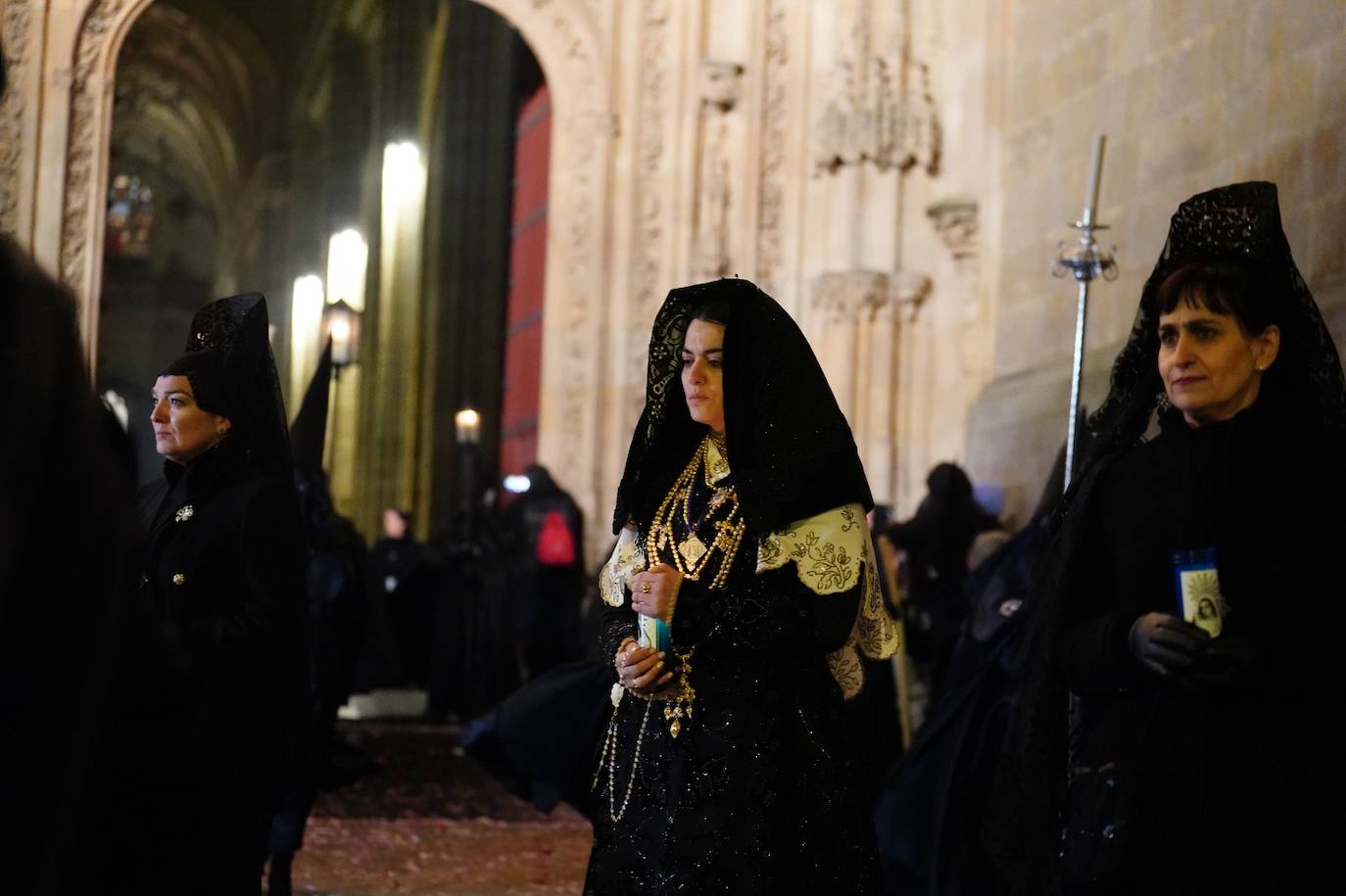 En imágenes: cientos de fieles acompañan a La Soledad en su noche de luto por las calles de Salamanca