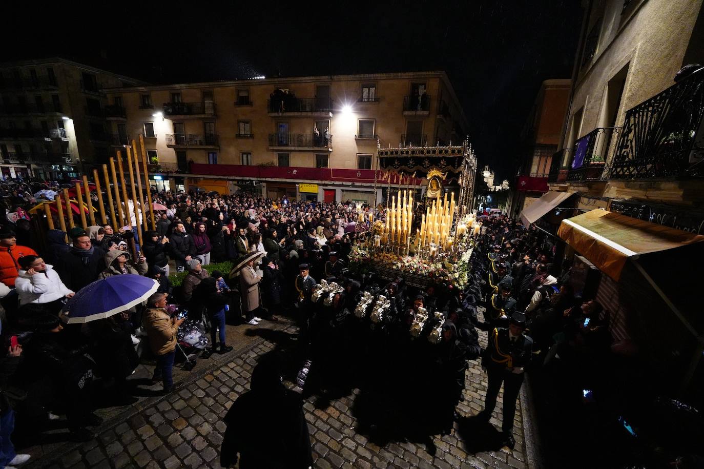 En imágenes: cientos de fieles acompañan a La Soledad en su noche de luto por las calles de Salamanca