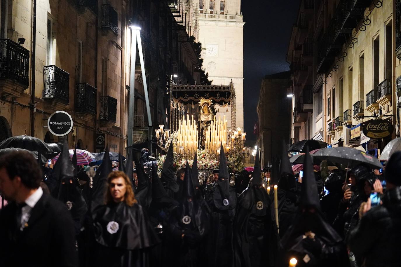 En imágenes: cientos de fieles acompañan a La Soledad en su noche de luto por las calles de Salamanca