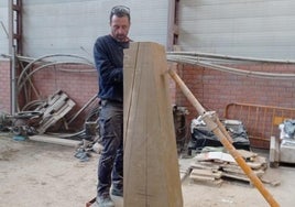 Carlos Sanchón trabajando sobre piedra de Villamayor.