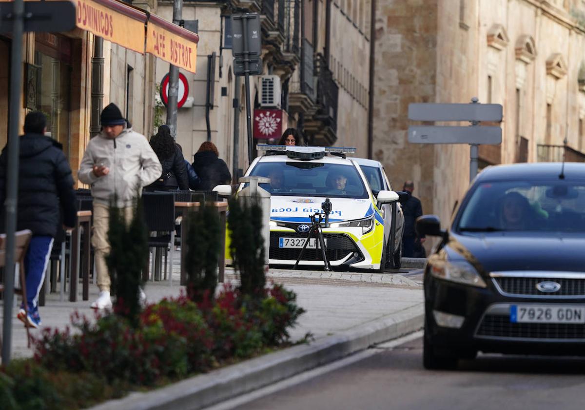 Agentes de la Policía Local controlan con un radar la velocidad de los vehículos en San Pablo.