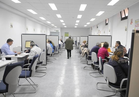 Oficinas de la Agencia Tributaria durante una campaña de la Renta anterior.