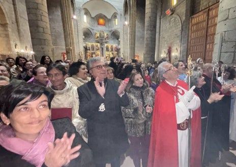 Imagen secundaria 1 - El niño San Miguel quita el luto a la Virgen en Peñaranda