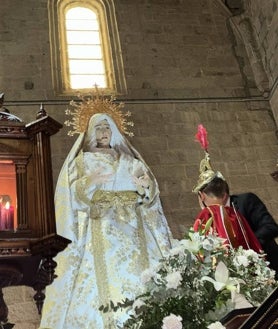 Imagen secundaria 2 - El niño San Miguel quita el luto a la Virgen en Peñaranda