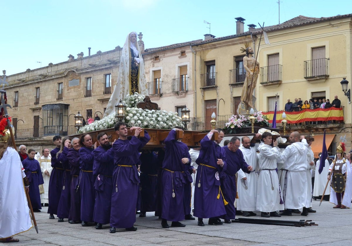 Jesús Resucitado y la Virgen se encuentran en la Plaza Mayor de Ciudad Rodrigo