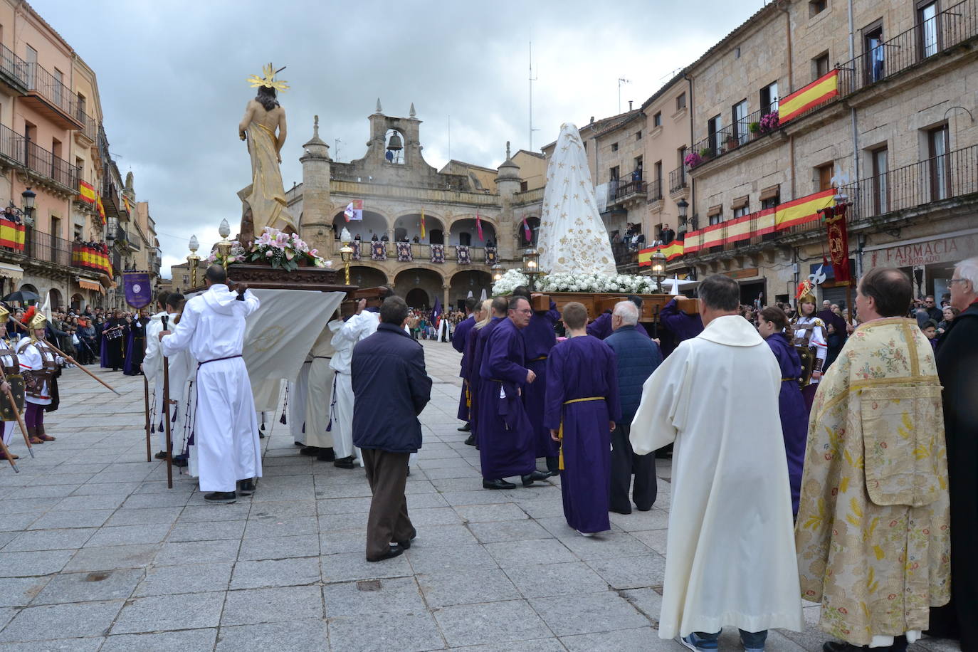 Jesús Resucitado y la Virgen se encuentran en la Plaza Mayor de Ciudad Rodrigo