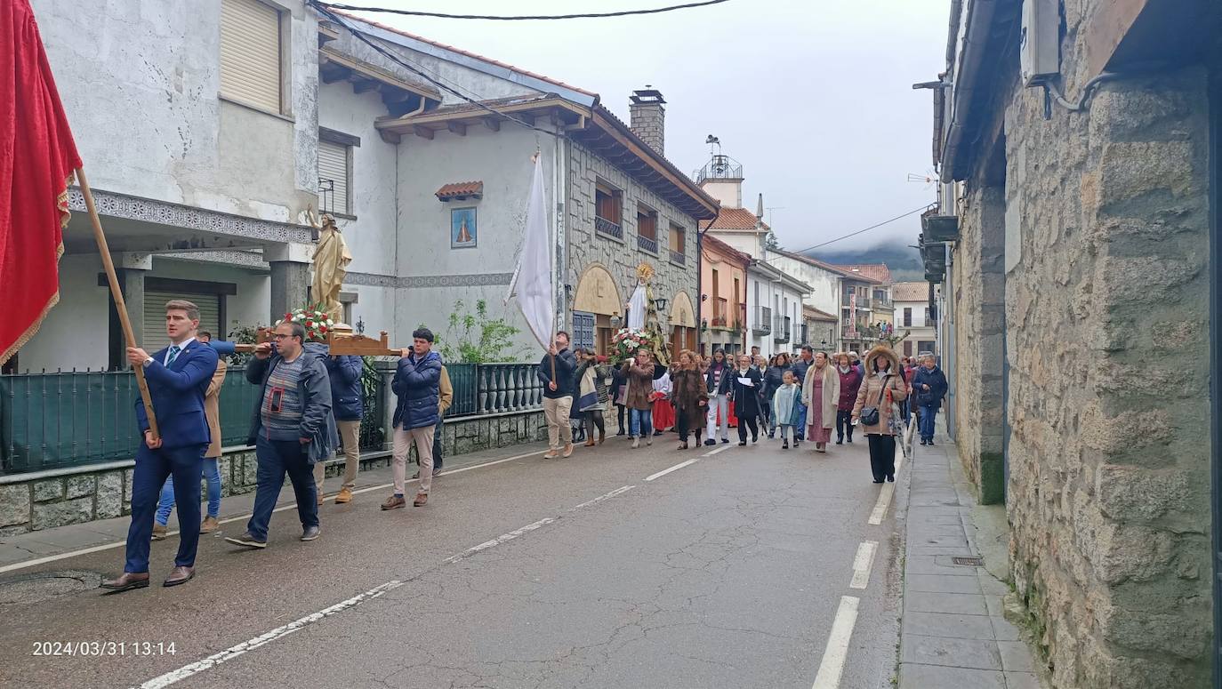 Linares acompaña a la Virgen del Buen Sucesos en su bajada hasta la iglesia