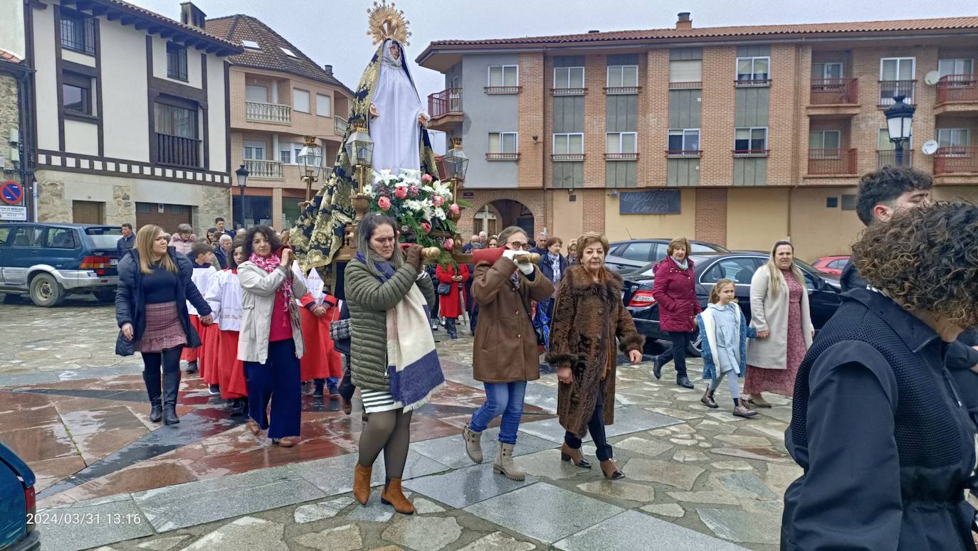 Linares acompaña a la Virgen del Buen Sucesos en su bajada hasta la iglesia