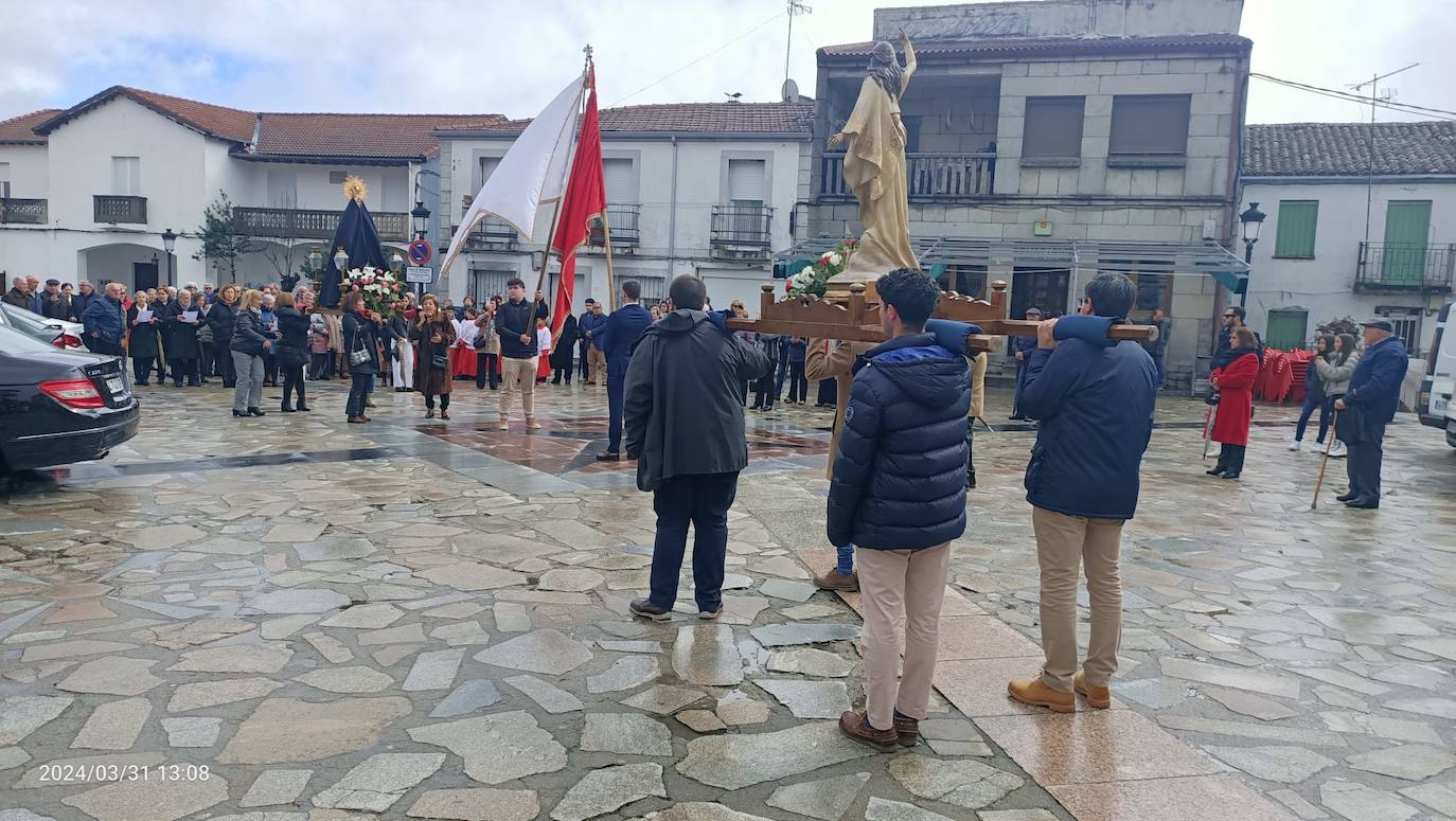 Linares acompaña a la Virgen del Buen Sucesos en su bajada hasta la iglesia