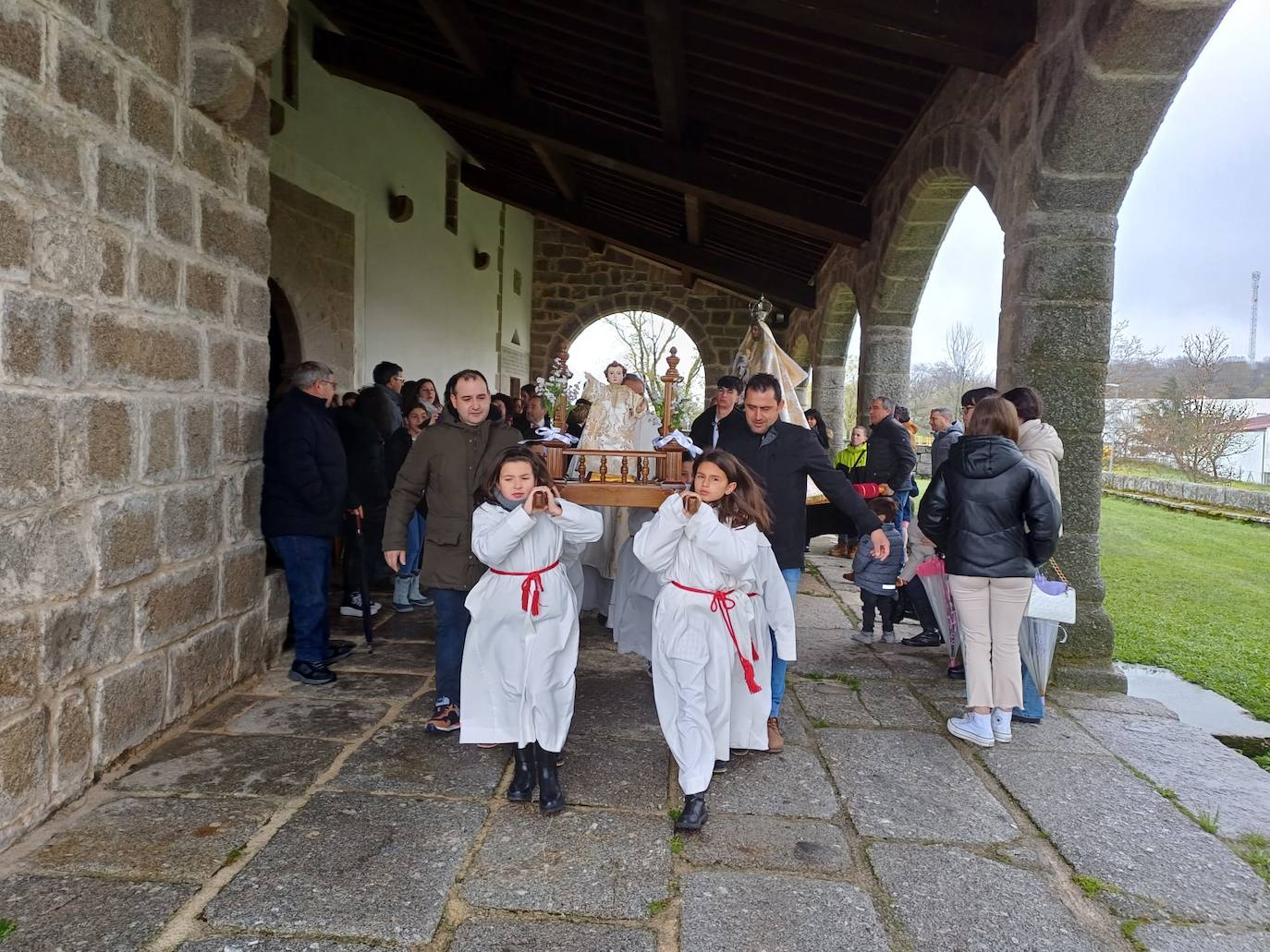 La Virgen del Gozo quita su manto de luto en el Encuentro de Los Santos