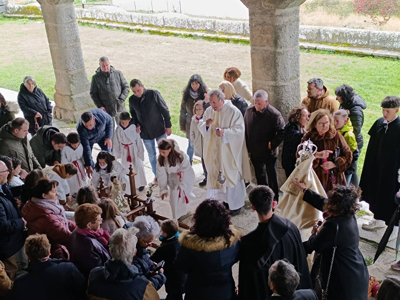 La Virgen del Gozo quita su manto de luto en el Encuentro de Los Santos