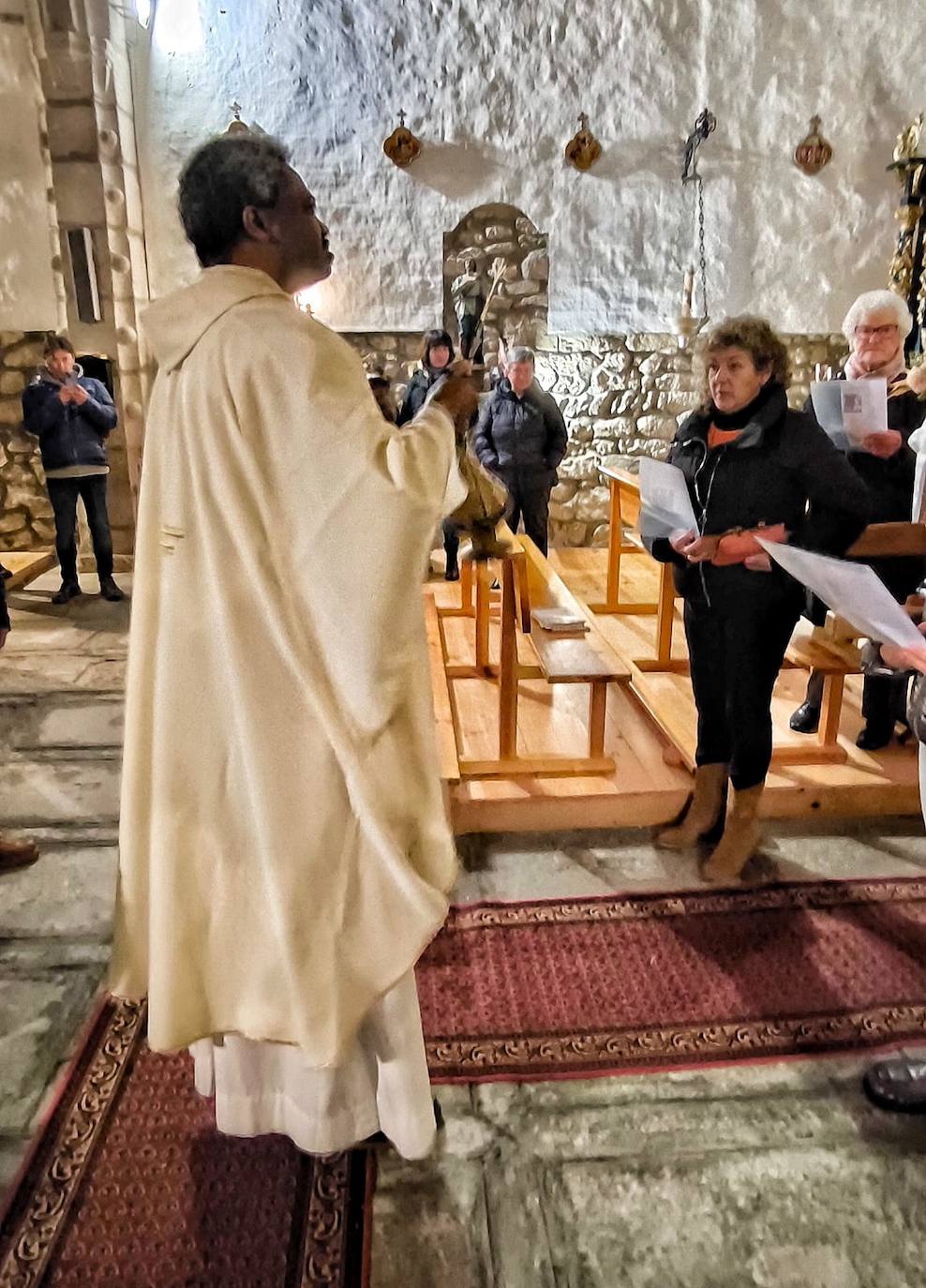 Nava de Béjar celebra la Pascua con el Encuentro en la iglesia y la tradicional degustación de hornazo