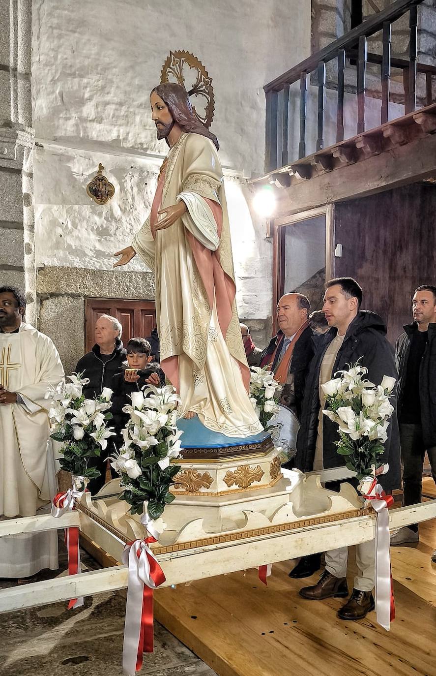 Nava de Béjar celebra la Pascua con el Encuentro en la iglesia y la tradicional degustación de hornazo