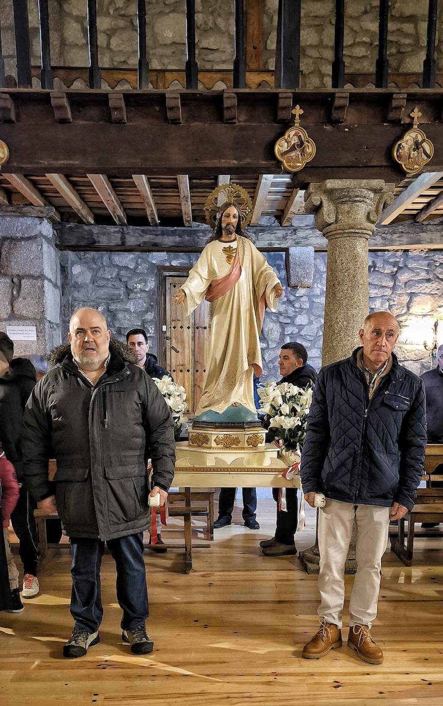 Nava de Béjar celebra la Pascua con el Encuentro en la iglesia y la tradicional degustación de hornazo