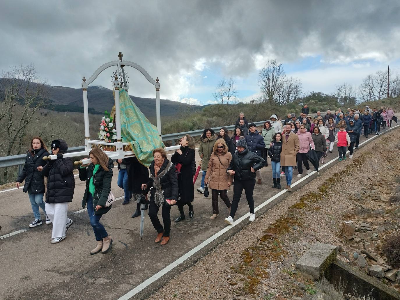 Linares acompaña a la Virgen del Buen Sucesos en su bajada hasta la iglesia