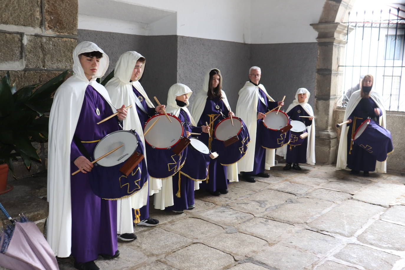 La Virgen de la Yedra recibe a Jesús en la procesión bajo cubierta de Ledrada