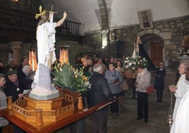 Momento del encuentro entre Jesús Resucitado y su madre, la Virgen de la Yedra