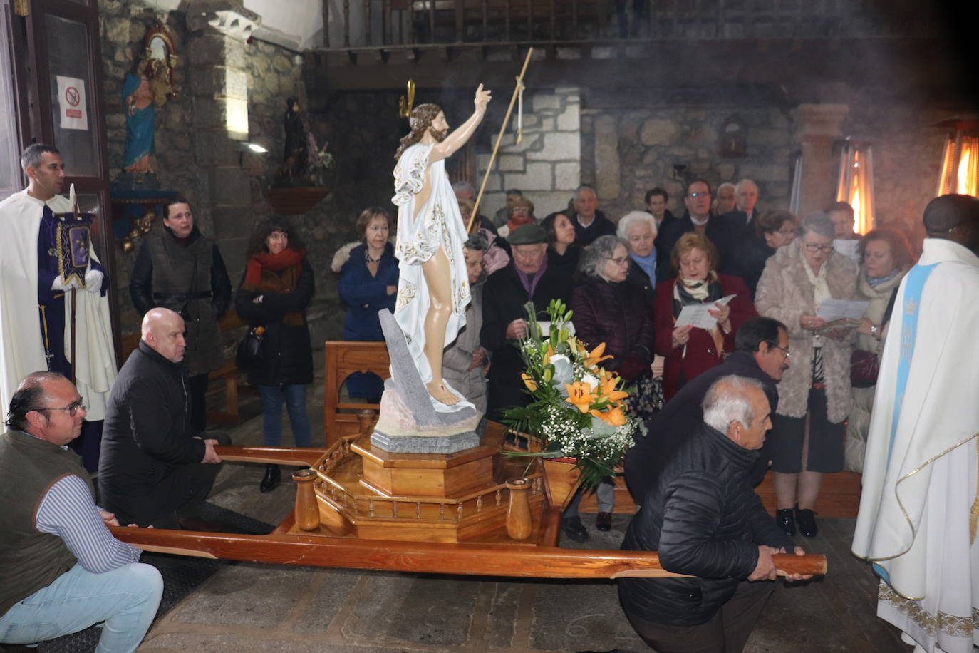 La Virgen de la Yedra recibe a Jesús en la procesión bajo cubierta de Ledrada