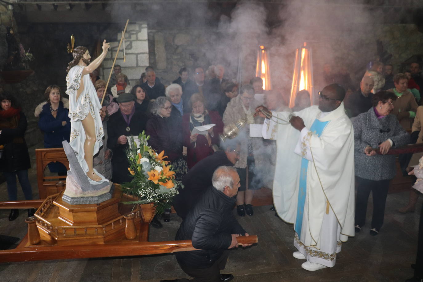 La Virgen de la Yedra recibe a Jesús en la procesión bajo cubierta de Ledrada