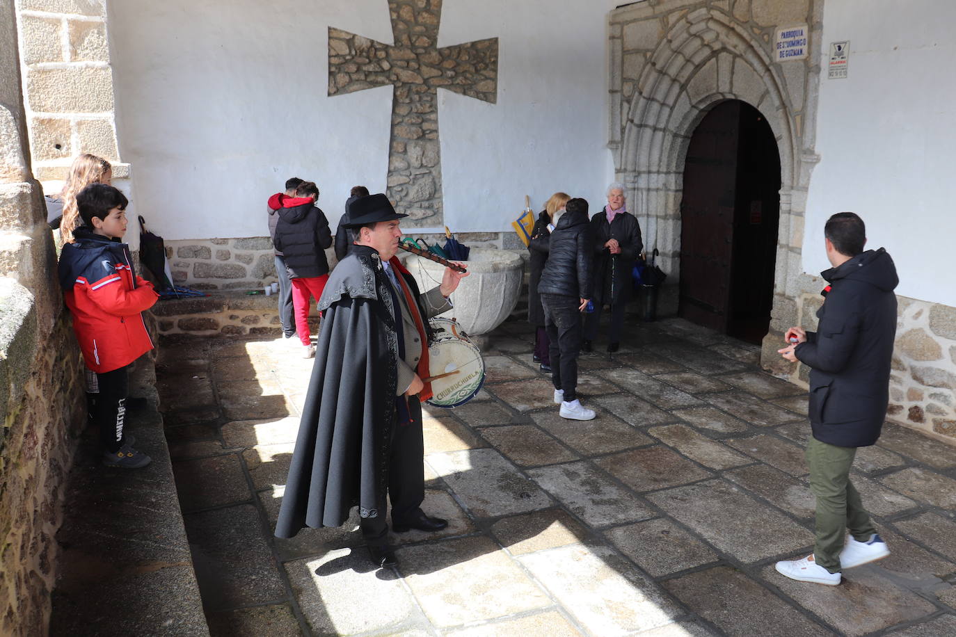 Nava de Béjar celebra la Pascua con el Encuentro en la iglesia y la tradicional degustación de hornazo