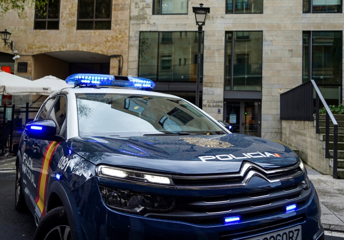 Una dotación de la Policía Nacional en el Juzgado de Guardia.