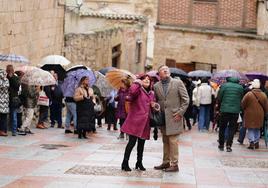 Turistas disfrutando del patrimonio de la ciudad de Salamanca durante esta Semana Santa.