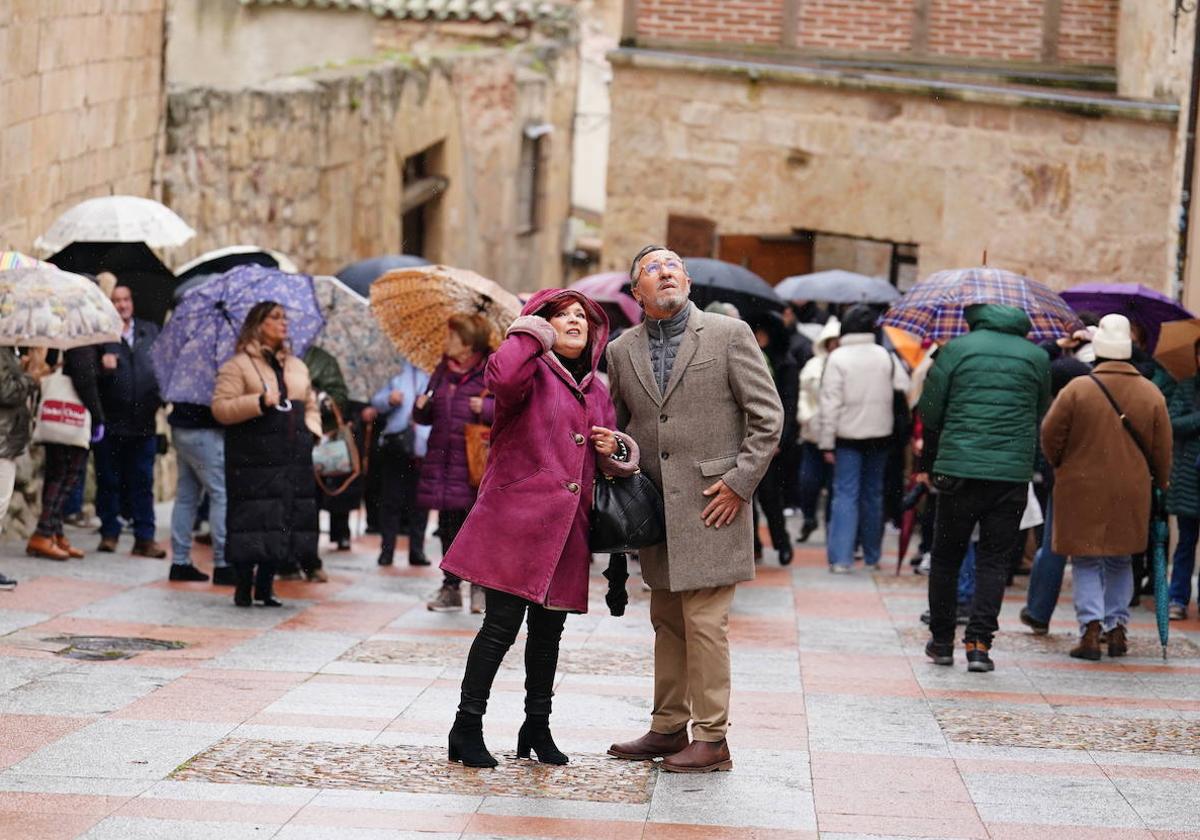 Turistas disfrutando del patrimonio de la ciudad de Salamanca durante esta Semana Santa.