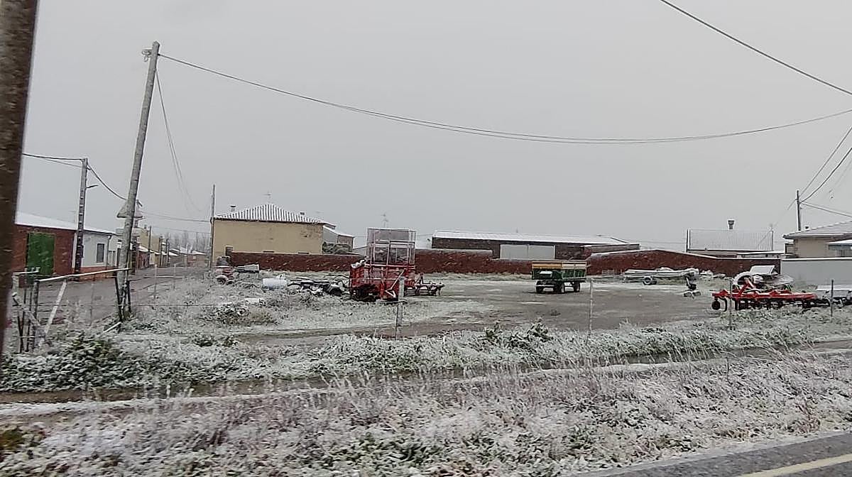 La nieve sorprende a los vecinos de Peñaranda el Domingo de Resurrección