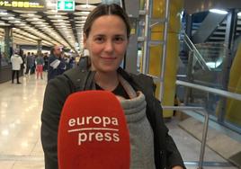 Claudia Osborne, en el aeropuerto atendiendo a los medios.