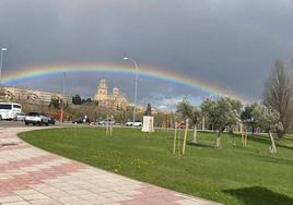 Un gran arcoíris dibuja una preciosa estampa de la ciudad