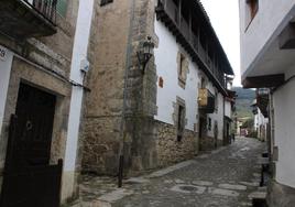 Una de las estrechas calles de Candelario.