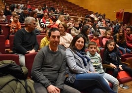 Público familiar en una actuación en el Auditorio Reina Berenguela de Villares de la Reina.