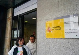 Dos ciudadanos salen de la oficina de Extranjería.